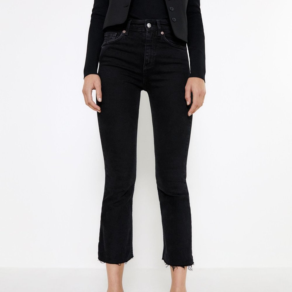 MID-RISE FLARED CROPPED JEANS SIZE 28 (4)